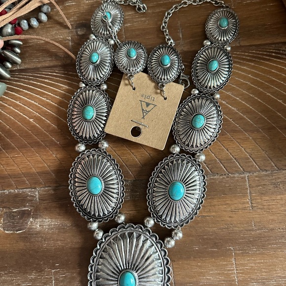 Tipi Jewelry - Silver and Turquoise Necklace Set faux